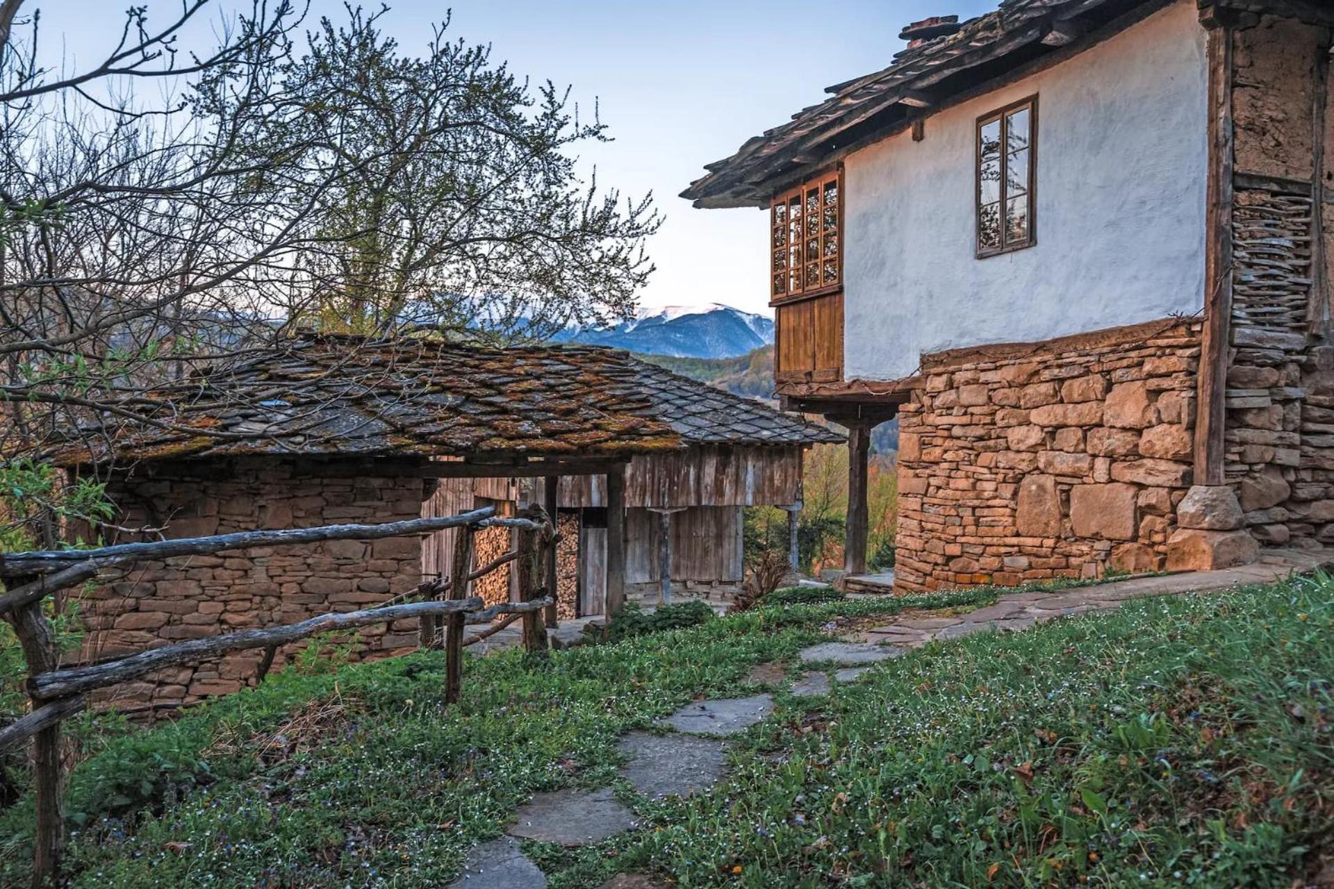 Villa Authentic House With Stunning Mountain View - Karashka Aprilzi Exterior foto